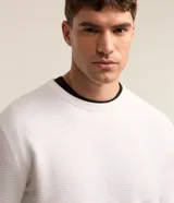 Suéter de punto para hombre, color celeste, con textura acanalada horizontal, cuello redondo y mangas largas con puños ajustados.