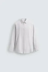 Camisa de hombre de manga larga, corte regular fit, con diseño de rayas verticales sutiles, cuello italiano y cierre frontal con botones.