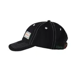 Gorra de béisbol negra con costuras de contraste en hilo blanco. Presenta un parche rectangular frontal con el texto "Rivvia" en naranja y un borde decorativo de flores blancas.