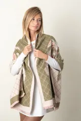 Pashmina rectangular grande color negro con estampado de rombos y hojas color marrón.