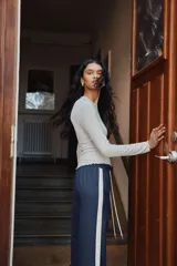 Top de manga larga ajustado al cuerpo en tejido de punto pointelle gris melange. Presenta cuello redondo y puños con terminación en picot.