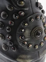 Bota corta de cuero bovino, estilo motociclista o biker, con efecto desgastado en tonos negro y gris. Presenta caña arrugada y detalles de tachas redondas en la parte trasera del tobillo. Cierre con cremallera lateral.