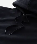 Buzo cerrado Marfinno de fleece en color negro, con capucha ajustable mediante cordón, bolsillo tipo canguro al frente, y puños y cintura elásticos.