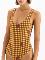 Body de calce al cuerpo con estampa a cuadros en tonos amarillo y marrón, detalles florales sutiles y escote redondo.