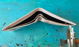 Billetera compacta blanca con diseño artístico pintado a mano en tonos turquesa, marrón y negro, perteneciente a la línea Ottenta.