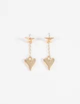 Aros colgantes dorados con diseño de estrella en el stud y dije de corazón suspendido por una cadena fina.