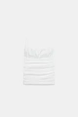 Top blanco de escote recto y tirantes finos, con diseño drapeado y frunces en todo el cuerpo.