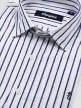 Camisa de vestir de hombre a cuadros celestes y blancos, de corte clásico, con cuello italiano y logo bordado en el frente.
