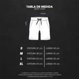 Short deportivo de lycra verde con cintura elástica ajustable con cordón, bolsillos laterales y logo bordado en color rosa.