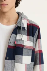 Campera Levis de franela a cuadros con capucha gris de algodón. Cierre frontal con botones a presión y dos bolsillos con solapa en el pecho.