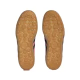 Championes Adidas Gazelle Indoor color rosa con las tres tiras laterales en negro y suela de goma color caramelo.