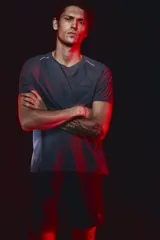 Remera deportiva gris de tejido funcional DryMove™ que ayuda a absorber el sudor. Tiene cuello redondo, costuras laterales adelantadas, aberturas de ventilación en la espalda y detalles reflectantes.