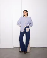 Pantalon de pana azul marino con corte semi oxford, presenta paneles laterales y bolsillos frontales con estampado floral en tonos beige.