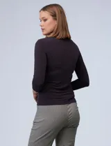 Polera negra de cuello alto y mangas 3/4, confeccionada en tejido elastizado.