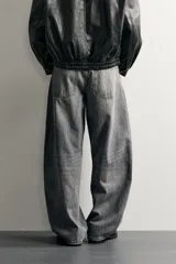 Jeans balloon fit de corte relajado y tiro medio, confeccionados en denim de algodón con efecto lavado y diseño clásico de cinco bolsillos.