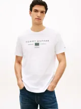 Remera Tommy Hilfiger de punto confeccionada en puro algodón, con cuello redondo y corte regular. Presenta un estampado con el logo de la marca y detalles distintivos en el pecho, además de un pequeño logo bordado en la manga.