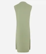 Vestido midi de Marfinno, confeccionado en tejido de viscosa y poliéster. Presenta cuello alto, diseño sin mangas con hombreras integradas y corte recto.