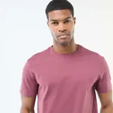 Camiseta de manga corta con cuello redondo, confeccionada en algodón de color rosa.