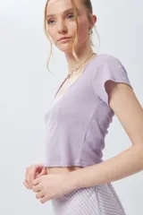 Top corto negro de escote cuadrado y manga corta con costuras tipo corsé.