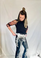 Top negro de crepé con mangas de micro tul.