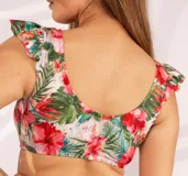 Top de bikini con estampado floral, volados en los hombros y lazo en el centro del busto.