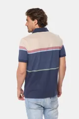 Remera polo de manga corta con diseño de franjas horizontales en tonos azul, gris, verde y detalles en rosado. Cuenta con cuello clásico y cierre frontal de botones.