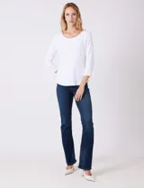 Remera de algodón blanca de manga tres cuartos y cuello redondo.