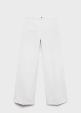 Pantalón de jean estilo wide leg, color blanco, de tiro alto con cierre frontal de cremallera y botón. Presenta dos bolsillos de parche en la parte delantera y trabillas para cinturón.