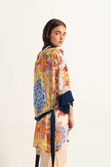 Kimono de gasa con estampado floral multicolor y ribete azul marino.