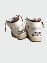 Botines de cuero blancos con detalles en marrón, cordones marrones y estrella marrón en el lateral.