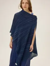 Chal de punto color azul oscuro con sutil brillo metalizado, de diseño liviano y caída fluida.