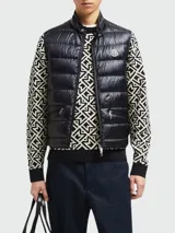 Chaleco de plumas Moncler modelo Gui, color azul marino, con diseño acolchado, cierre frontal con cremallera y cuello alto. Presenta el logo de la marca en el pecho.