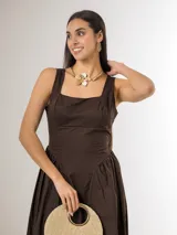 Vestido midi de algodón italiano con spandex, color marrón chocolate, con cuerpo estructurado tipo corsé, escote cuadrado, espalda baja y falda amplia fruncida.