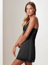 Chemise marrón de seda fría con breteles finos regulables y apliques de encaje en escote y ruedo.