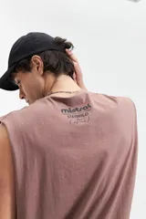 Musculosa oversize blanca de corte amplio y líneas simples, confeccionada en 100% algodón con efecto acid wash.