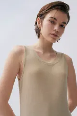 Vestido corto negro sin mangas, ajustado al cuerpo, confeccionado en lurex.