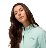 Camisa de manga larga Columbia modelo Tamiami II LS Shirt, de color verde menta, con tecnología Omni-Shade y Omni-Wick, cuello camisero, cierre frontal de botones y bolsillo en el pecho con solapa.