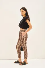Pantalon estilo babucha con estampado de piel de serpiente, cintura elastizada con cordón de ajuste y bolsillos diagonales frontales.