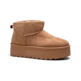 Botas cortas negras de gamuza sintética con plataforma gruesa y tirador trasero.