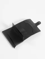 Tarjetero de cuero sintético color camel con mecanismo de eyección de tarjetas y cierre a presión metálico.