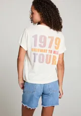 Remera blanca de algodón con estampa del logo de la banda de rock ACDC en tonos degradados.