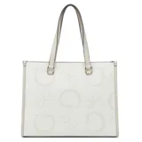 Cartera tipo tote de Guess en color blanco, con diseño estructurado y estampado de monograma de la marca en relieve. Cuenta con doble asa de hombro y detalles metálicos dorados, incluyendo el logo triangular en el frente.