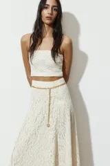 Top crop de encaje con diseño strapless y escote recto.