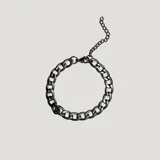 Pulsera plateada de acero con eslabones gruesos y cierre de mosquetón con cadena de alargue.