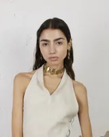 Aros colgantes de diseño orgánico con textura irregular, compuestos por tres piezas eslabonadas en acabado dorado. Incluye un earcuff a juego de diseño minimalista.