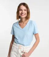 Blusa de algodón en tejido flamé de color celeste, con mangas cortas y cuello en V.