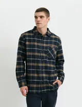Sobrecamisa de manga larga con cuello camisero y bolsillo frontal, confeccionada en tejido de cuadros escoceses en tonos azul marino, marrón y blanco.