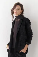 Blazer marrón de terciopelo con solapas de muesca, cierre frontal con un botón, bolsillos delanteros y forro con estampado animal print.