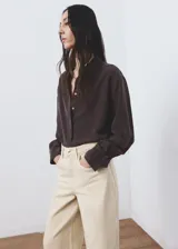 Jeans de algodón estilo vaquero, diseño balloon de tiro medio con perneras amplias y dobladillo vuelto en los bajos. Cuenta con trabillas, cinco bolsillos tradicionales y cierre frontal con cremallera y botón.