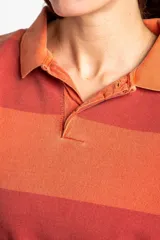 Sweater tipo polo de algodón peinado con diseño de rayas horizontales en tonos rojizos y terracota, cuello camisero y mangas largas con puños.